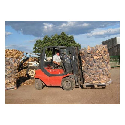 Bois de chauffage en vrac pour allumer le feu, palettisé