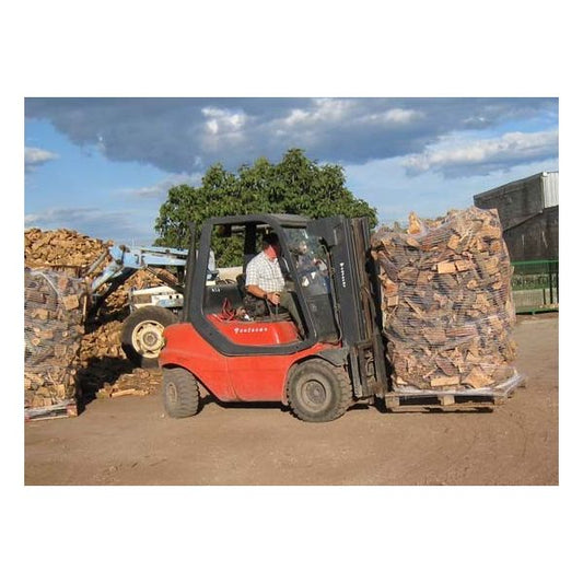 Bois de chauffage en vrac pour allumer le feu, palettisé